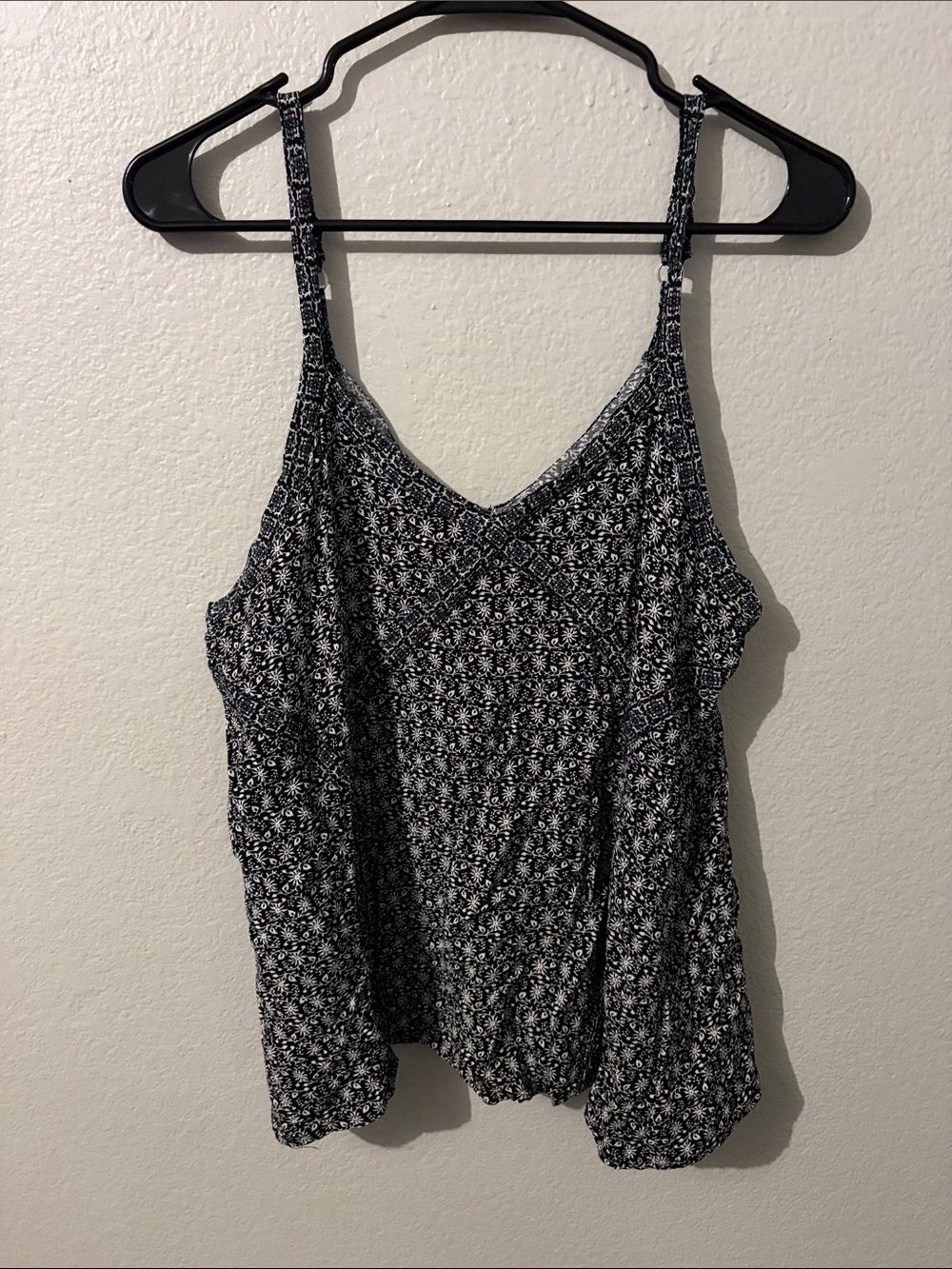 Maurices Black Floral V-Neck Cami Tank Top w/ Adjustable Straps Size Large